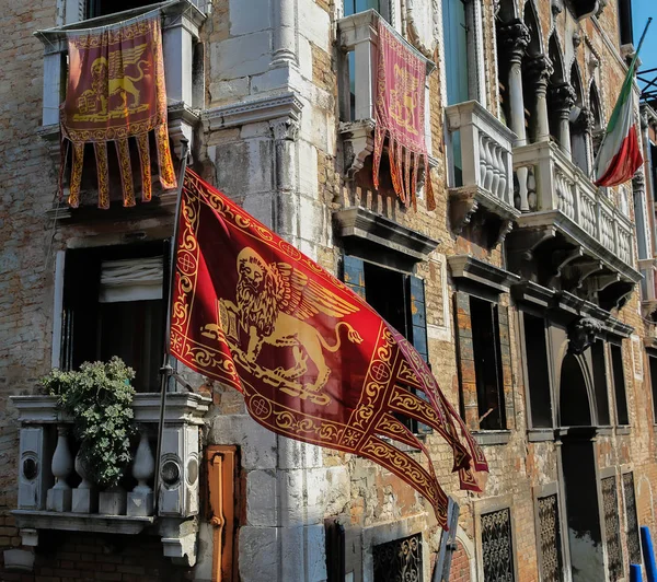 Bandeira de Veneza no edifício veneziano . — Fotografia de Stock