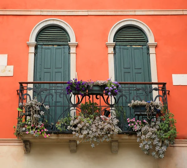 Okna v Benátkách, Itálie — Stock fotografie