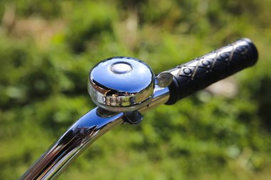 Yeşil çim üzerinde Bisiklet zili