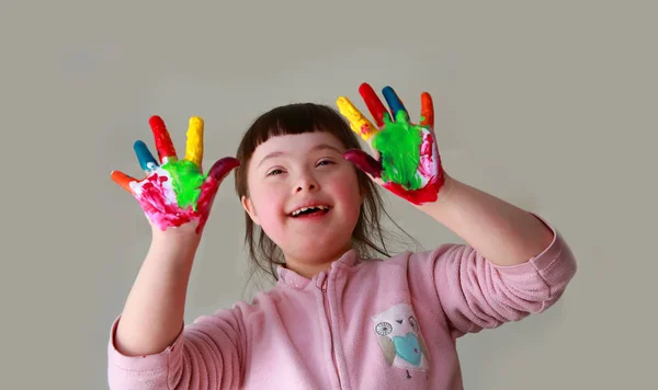 Το χαριτωμένο κοριτσάκι με ζωγραφισμένα τα χέρια. απομονώνονται σε γκρι φόντο. — Φωτογραφία Αρχείου