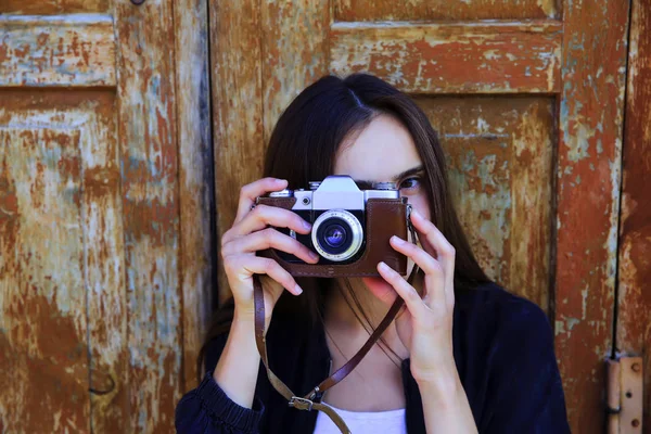 Hermosa chica tomando fotos con cámara vieja —  Fotos de Stock