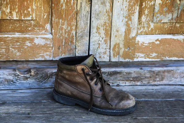 Zapato viejo sobre fondo vintage —  Fotos de Stock