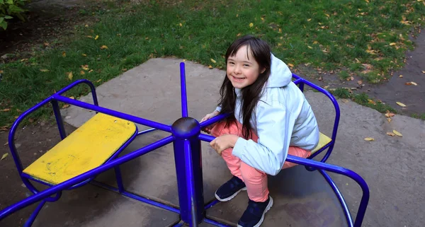 小さな女の子を公園でお楽しみください — ストック写真