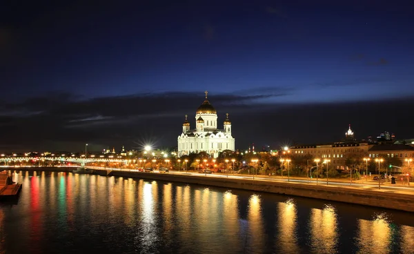 Zonsondergang van Kathedraal van Christus de Verlosser en Moskou rivier in Moskou, Rusland. — Stockfoto