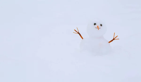 Pupazzo di neve divertente sullo sfondo della neve — Foto Stock