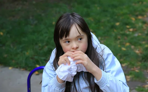 在公园里吃饭的年轻女孩 — 图库照片