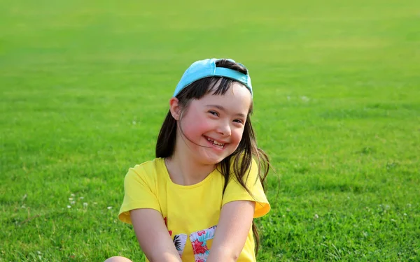 Little girl have fun outside — Stock Photo, Image