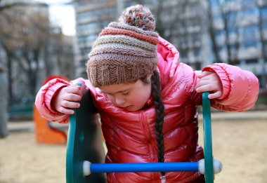 Çocuk parkında güzel bir kızın portresi