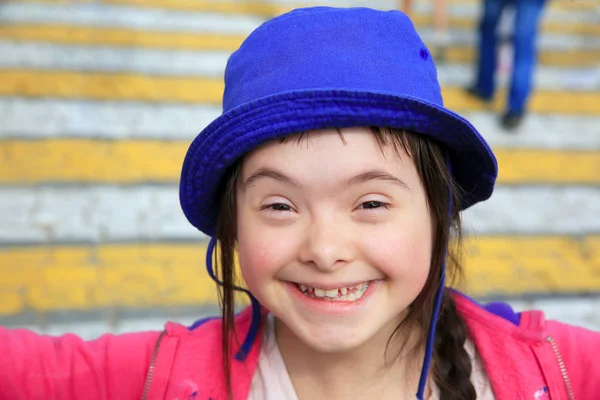 Küçük kız şehirde iyi eğlenceler.