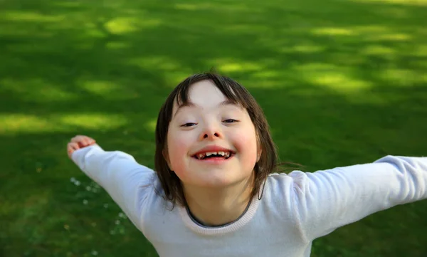 Ritratto Bambina Sorridente Fuori — Foto Stock