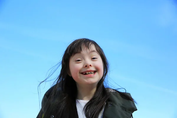 Retrato Niña Sonriendo Sobre Fondo Del Cielo Azul — Foto de Stock