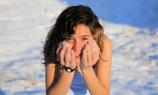 Hermosa Chica Está Lavando Por Nieve Invierno —  Fotos de Stock
