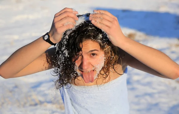 美丽的女孩在冬天的雪中洗涤 — 图库照片