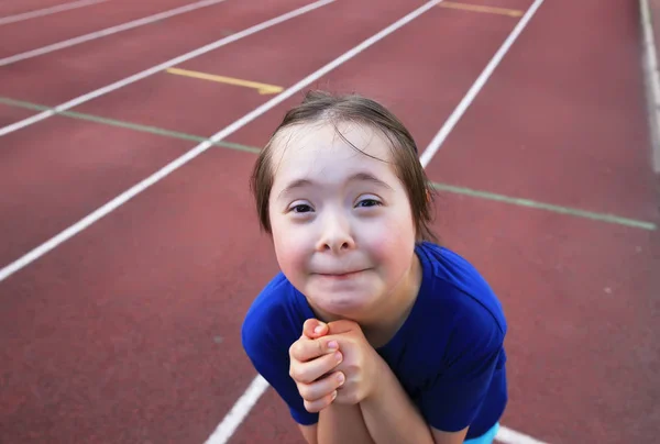 小さな女の子はスタジアムで楽しみを持っている — ストック写真