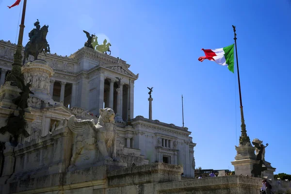 Vista Bandeira Nacional Italiana Frente Altare Della Pátria Escultura Equestre — Fotografia de Stock