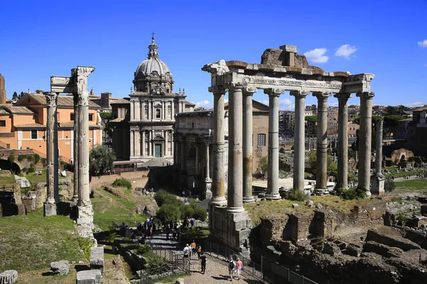 サトゥルヌス神殿 ローマ イタリアでローマのフォーラムの表示 — ストック写真