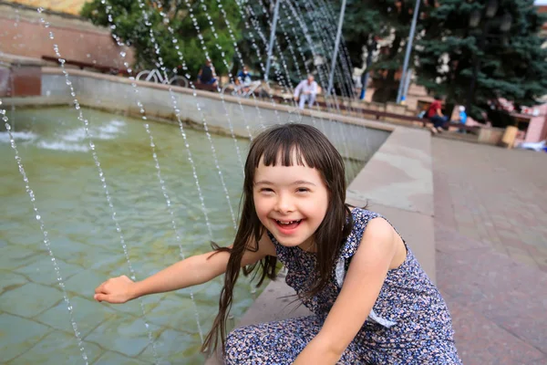 Menina Divertir Cidade — Fotografia de Stock