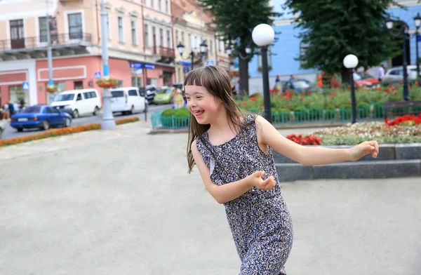 Küçük Kız Şehirde Iyi Eğlenceler — Stok fotoğraf