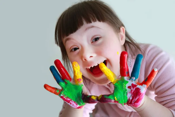 Linda niña con las manos pintadas. Aislado sobre fondo gris — Foto de Stock