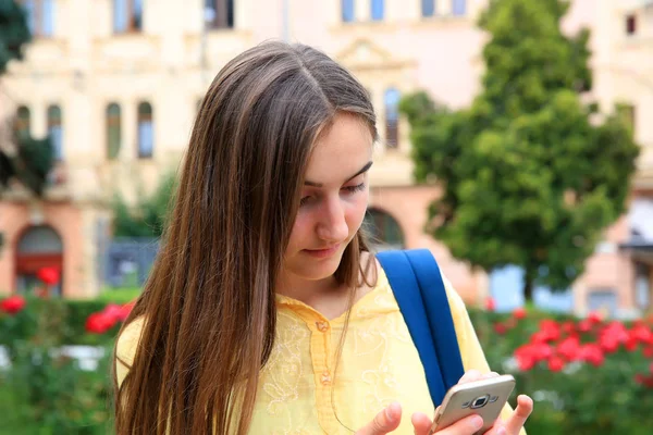 Κορίτσι Ένα Κινητό Τηλέφωνο Διαβάζει Ένα Μήνυμα — Φωτογραφία Αρχείου