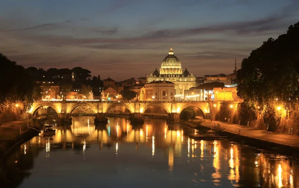 Rome イタリアのテヴェレ川とサン ピエトロ大聖堂で表示します ストックフォト
