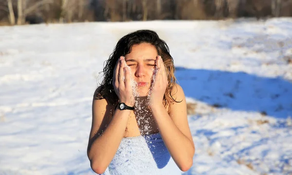 Krásná Dívka Mytí Sníh Zimě — Stock fotografie