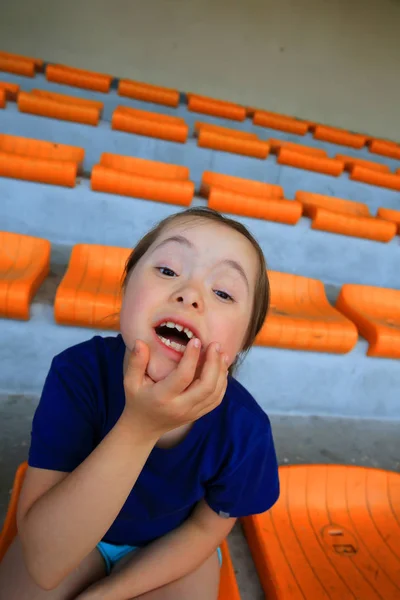 Menina Divertir Estádio — Fotografia de Stock