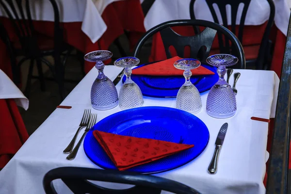 Gläser Löffel Teller Und Gabeln Auf Dem Tisch Restaurant — Stockfoto