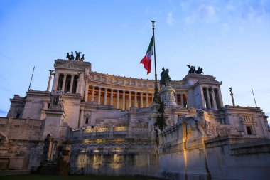 İtalyan ulusal görünümünü bayrak Altare della Patria (sunak) vatanın önünde Victor Emmanuel atlı heykeli