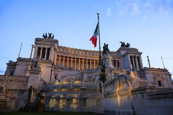 Widoku Włoski Narodowy Flaga Przed Ołtarz Ojczyzny Ołtarz Ojczyzny Rzeźby — Zdjęcie stockowe