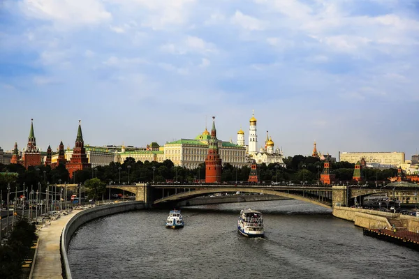 El río Moscú y el Kremlin en Moscú, Rusia — Foto de Stock