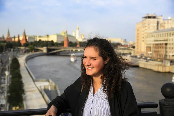 Porträtt av vacker flicka i Moskva city bakgrunden — Stockfoto
