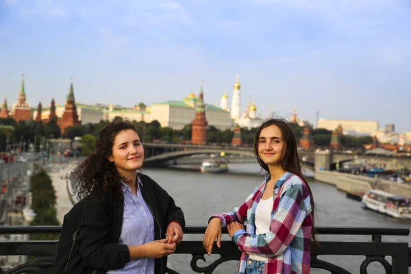 Portrait of beautiful girls on the Moscow city background — Stock Photo, Image