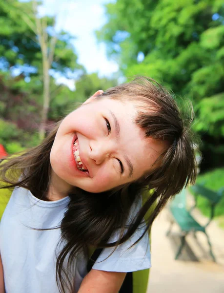 Mała Dziewczynka Baw Się Dobrze Zewnątrz Parku — Zdjęcie stockowe