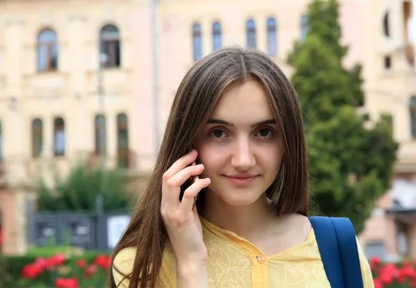 Şehirde Cep Telefonu Olan Bir Kız — Stok fotoğraf