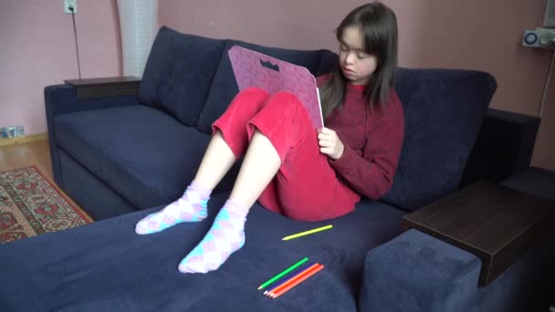 Sindrome Ragazza Hanno Disegno — Video Stock