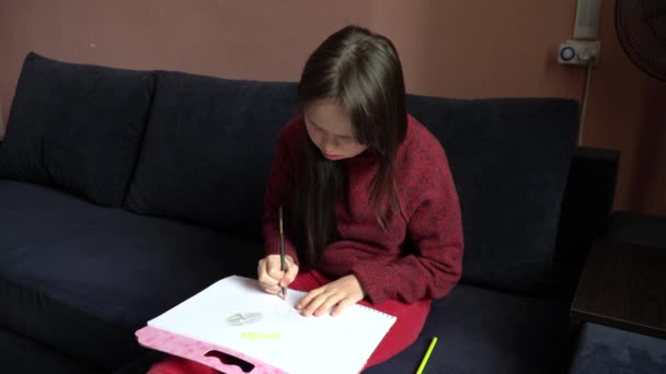 Девушка Синдромом Дауна Рисует — стоковое видео