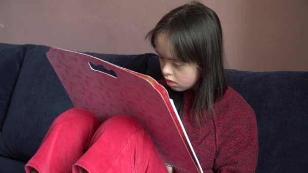 Dívka Downovým Syndromem Mají Výkresu — Stock video