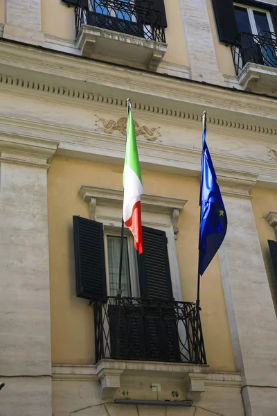 Bandera Italiana Europea Fachada Del Edificio Roma Italia —  Fotos de Stock