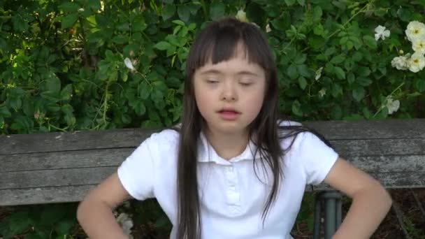Down menina síndrome se divertir fora — Vídeo de Stock