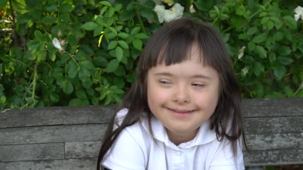 Down menina síndrome se divertir fora — Vídeo de Stock