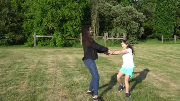 Down syndrome gadis bersenang-senang di luar — Stok Video