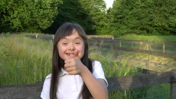 Down syndrome gadis bersenang-senang di luar — Stok Video