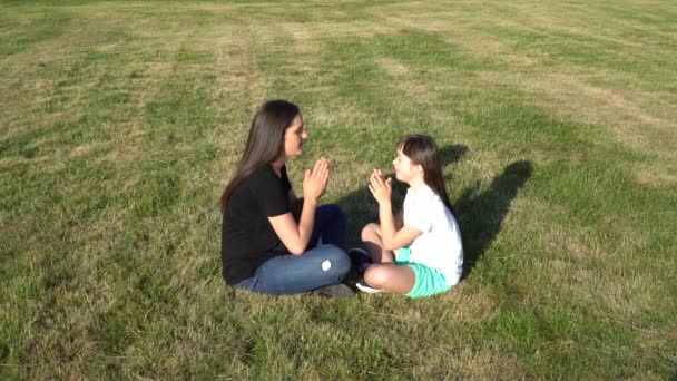 Mädchen mit Down-Syndrom haben Spaß draußen — Stockvideo