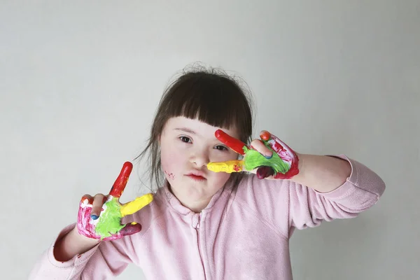 Χαριτωμένο Κοριτσάκι Ζωγραφισμένα Χέρια Απομονώνονται Γκρι Φόντο — Φωτογραφία Αρχείου