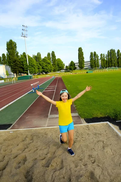 Mała Dziewczynka Baw Się Dobrze Stadionie — Zdjęcie stockowe