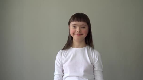 Симпатична маленька дівчинка з розфарбованими руками . — стокове відео