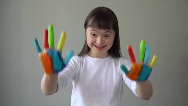 Schattig klein meisje met geschilderde handen. — Stockvideo