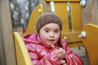 Çocuk parkında güzel bir kızın portresi