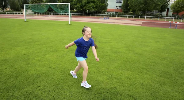 Bambina Divertirsi Sullo Stadio — Foto Stock